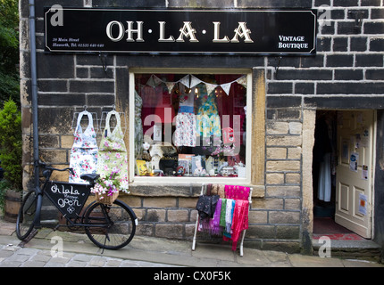 Oh la la moda vintage + collectables boutique, Main Street, Haworth, West Yorkshire, Inghilterra, Regno Unito Foto Stock