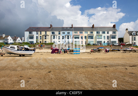 La spiaggia e il lungomare case di Rhosneigr, Anglesey, Galles del Nord, Regno Unito Foto Stock