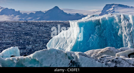 Iceberg - Jokulsarlon laguna glaciale Breidamerkurjokull, ghiacciaio Vatnajokull calotta di ghiaccio, Islanda Foto Stock