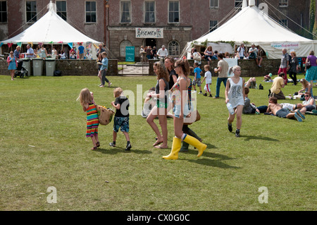 Famiglie passeggiate attraverso i prati di fronte a Porto Eliot House al porto Eliot festival letterario San tedeschi Cornwall Regno Unito Foto Stock