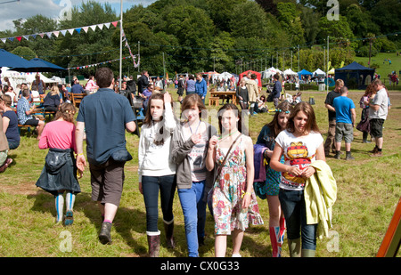 Gli adolescenti a piedi intorno al porto Eliot festival letterario San tedeschi Cornwall Regno Unito Foto Stock