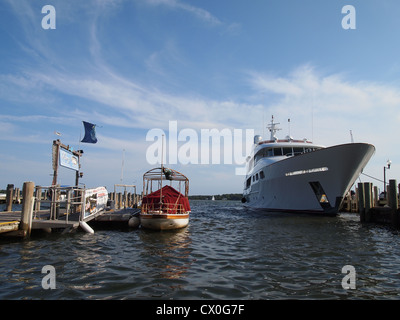 Barche ormeggiate a Claudio Marina in Greenport, Long Island, New York, Stati Uniti d'America, 25 agosto 2012, © Katharine Andriotis Foto Stock