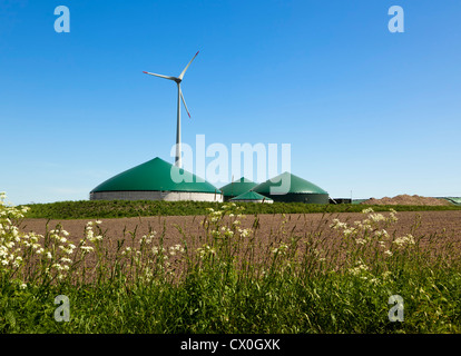 Impianto di produzione di biogas e di turbine eoliche in Germania rurale Foto Stock