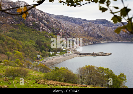 Guardando verso sud sul Loch Diabaig verso Rubha na h-Airde. Abbassare Diabaig, Scozia Foto Stock