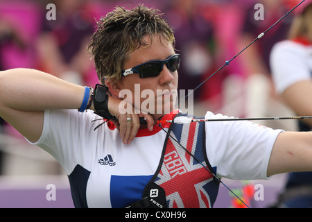 Mel Clarke in donne individuale composto - tiro con l'arco aperta concorrenza presso il Royal Artillery Barracks, Woolwich. Foto Stock