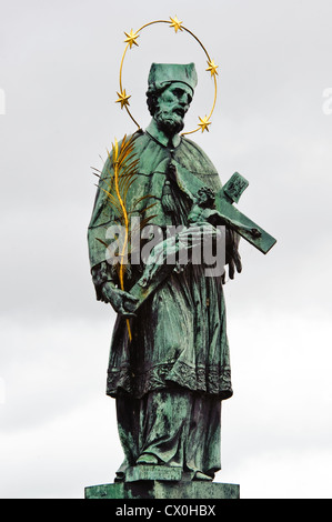 San Giovanni di Nepomuk, Charles Bridge, Praga, Repubblica Ceca Foto Stock