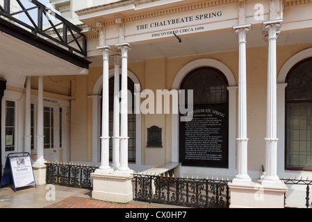 Xvii secolo molla Chalybeate circa 1606 chiusa a causa della mancanza di acqua in estate. Pantiles Royal Tunbridge Wells Kent England Regno Unito Foto Stock