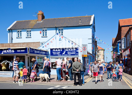 Coda di turisti al di fuori di un popolare pesce e Chip shop cafe ristorante nel centro di CROMER Inghilterra NORFOLK REGNO UNITO GB Europa Foto Stock