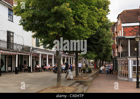 Linea di alberi in una strada pedonale con fuori cafe in estate sul Pantiles Royal Tunbridge Wells Kent England Regno Unito Foto Stock