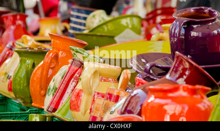 Vivacemente colorato in ceramica su un mercato in stallo Saumur, Maine et Loire, 49, Francia Foto Stock