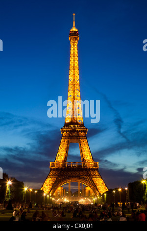 Parigi torre Eiffel illuminata di notte da Champs de Mars gardens Francia EU Europe Foto Stock