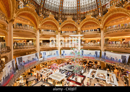 Interno del negozio Galeries Lafayette a cupola o a cupola, Boulevard Hausmann, Parigi Francia EU Europe Foto Stock