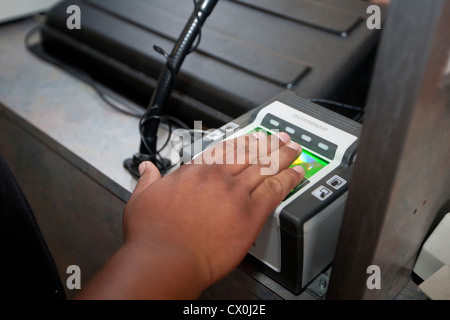 US Customs and Border Protection Officer Utilizza scanner di documenti e le impronte digitali degli individui che entrano negli Stati Uniti dal Messico Foto Stock