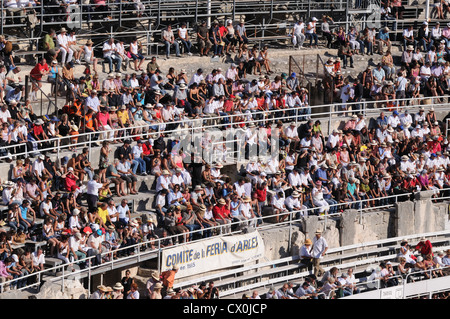 Folle immense in Arena Romana o un anfiteatro a Arles Francia meridionale per spettacolo di Bull lotta o Corrida Foto Stock