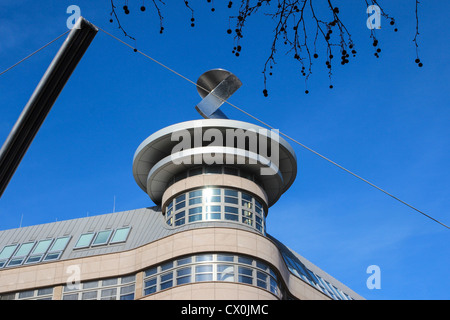 Palazzo di berlino utilizzate come abitazioni e uffici, di forma circolare, con una facciata di vetro e una torre all'angolo Foto Stock