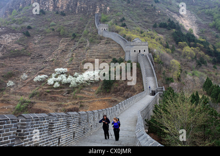 Walkers sulla Grande Muraglia cinese vicino a Taiping Jzhai village, Tianjian Provence, Cina, Asia. Foto Stock