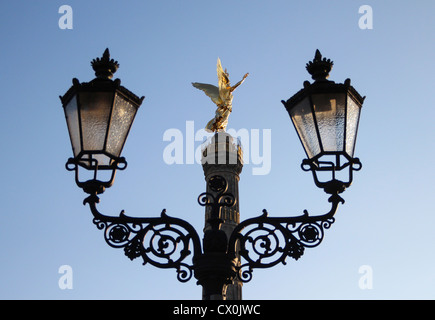 Angelo dorato della colonna della vittoria 'siegessäule' situato in Tiergarten di Berlino, Germania Foto Stock