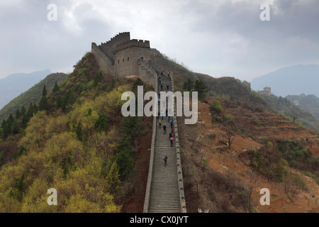 Walkers sulla Grande Muraglia cinese vicino a Taiping Jzhai village, Tianjian Provence, Cina, Asia. Foto Stock