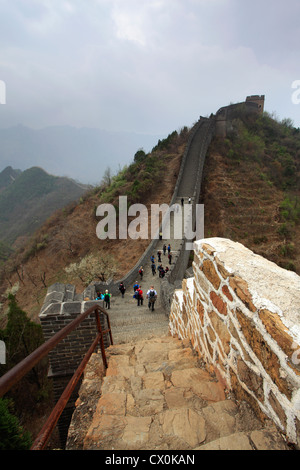 Walkers sulla Grande Muraglia cinese vicino a Taiping Jzhai village, Tianjian Provence, Cina, Asia. Foto Stock