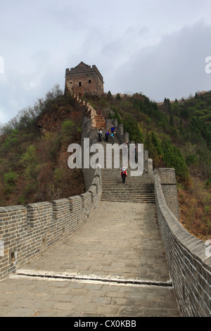 Walkers sulla Grande Muraglia cinese vicino a Taiping Jzhai village, Tianjian Provence, Cina, Asia. Foto Stock