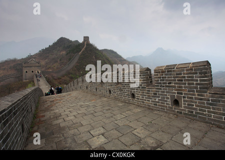 Walkers sulla Grande Muraglia cinese vicino a Taiping Jzhai village, Tianjian Provence, Cina, Asia. Foto Stock