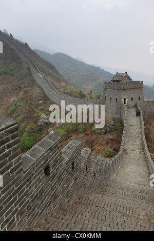 Walkers sulla Grande Muraglia cinese vicino a Taiping Jzhai village, Tianjian Provence, Cina, Asia. Foto Stock