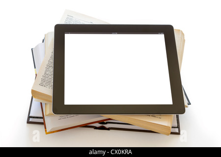 Libri e iPad come tablet computer isolato su bianco, biblioteca digitale concetto, Foto Stock
