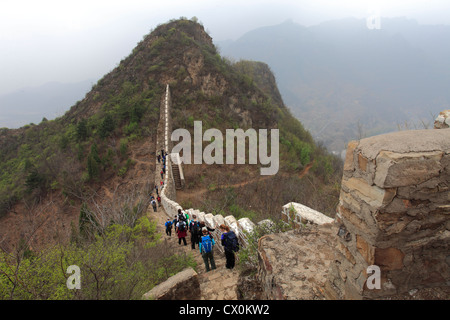 Walkers sulla Grande Muraglia cinese vicino a Taiping Jzhai village, Tianjian Provence, Cina, Asia. Foto Stock