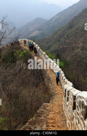 Walkers sulla Grande Muraglia cinese vicino a Taiping Jzhai village, Tianjian Provence, Cina, Asia. Foto Stock