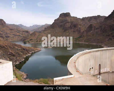 Embalse de la Soria nel sud di Gran Canaria raccoglie molto bisogno di acqua per i turisti resort lungo la costa a secco Foto Stock