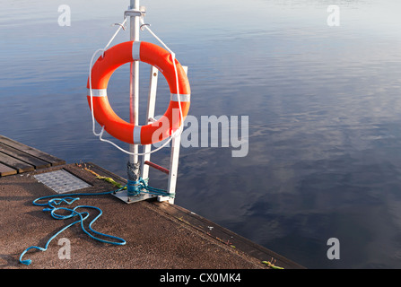 Attrezzature di sicurezza. Ciambella rossa sul molo Foto Stock