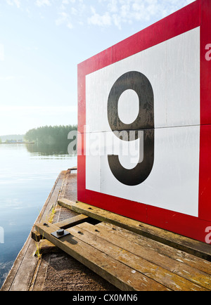 Acqua di profondità di navigazione marchio '9' sul molo di Marina Piccola Foto Stock