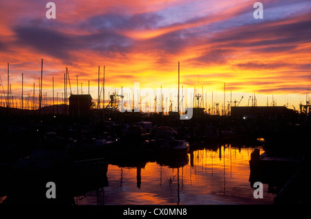 Sunrise attraverso il porto (porto) di Santa Barbara in California Foto Stock