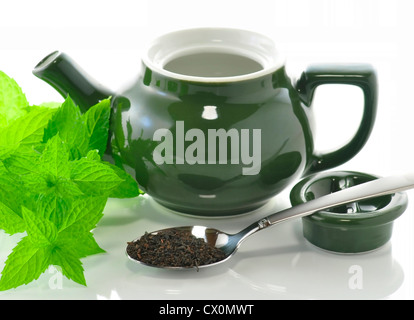 Teiera verde con impianto di menta e Tè sfuso Foto Stock