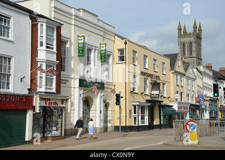 Vista di High Street che mostra San Paolo Chiesa Parrocchiale, Honiton, Devon, Inghilterra, Regno Unito Foto Stock