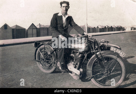Motociclista su una moto Brough Superior con combinazione sidecar, sul lungomare sulla costa meridionale del Regno Unito negli anni '1920 Foto Stock
