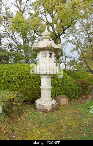 Giapponese tradizionale lanterna di pietra (toro) nel giardino del castello di Okayama, Giappone Foto Stock