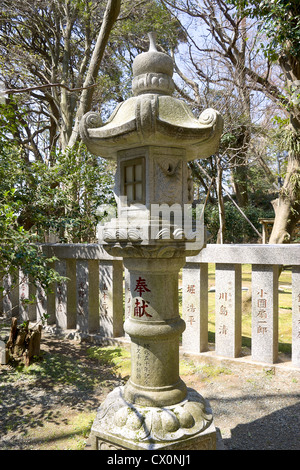 Giapponese tradizionale lanterna di pietra (toro) nel giardino del tempio. Kamakura, Giappone Foto Stock