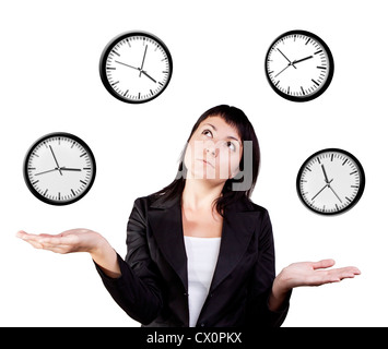 Una giovane donna giocolare con la gestione del tempo. Isolato su uno sfondo bianco. Foto Stock