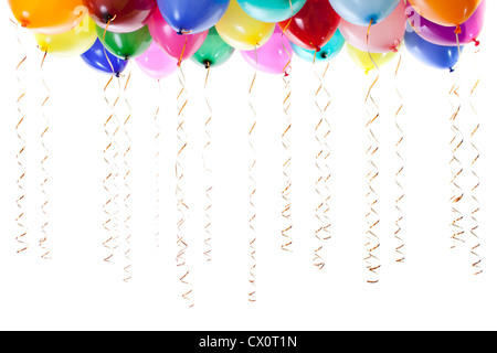 Palloncini colorati riempito con elio e con golden streamers isolato su bianco Foto Stock