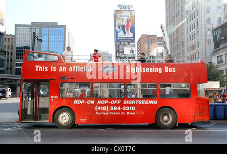 Un rosso gita turistica in autobus in Toronto Foto Stock