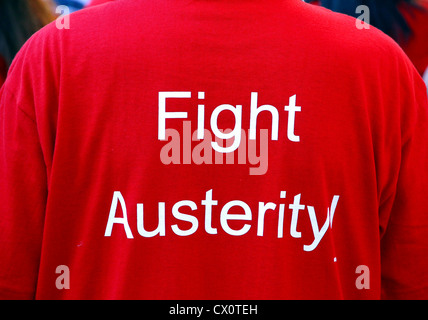 Un rosso lotta austerità t-shirt a Toronto annuale parata del giorno del lavoro Foto Stock