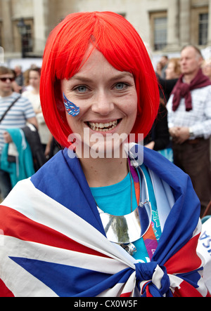 Donna che indossa Unione Jack presso gli atleti Victory Parade London 2012 Foto Stock