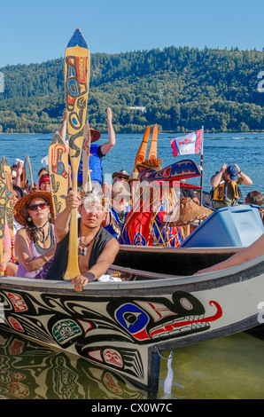 Raduno di canoe per proteggere il Salish Mare, 1 settembre 2012. In attesa di benvenuto al siero di latte-ah-Wichen (CATI Park) N. di Vancouver. Foto Stock