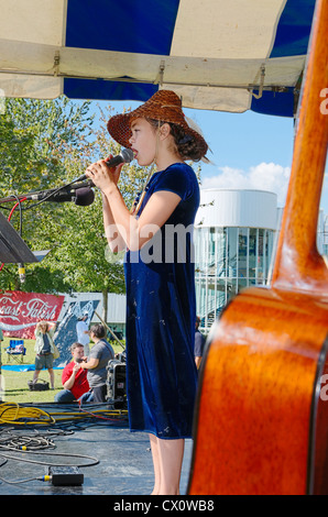 I giovani delle Prime Nazioni, cantante attivista, Ta'Kaiya Blaney, 11, parla e canta a Salish Sea Festival, N. Vancouver, BC, Canada Foto Stock