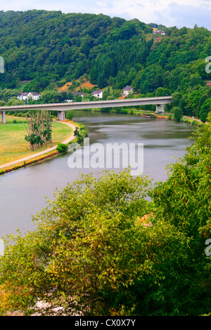 Fiume Saar da Saarburg, Renania-Palatinato, Germania, estate Foto Stock