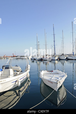 White barche in Marina di RETHIMNO, CRETA Foto Stock