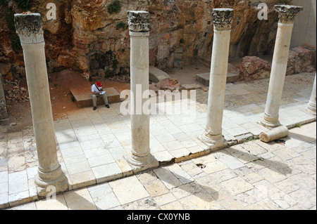 Antiche colonne romane nel corso degli scavi nella parte vecchia di Gerusalemme Foto Stock