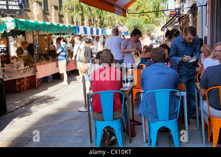 Venn Street Market e cafè sul marciapiede a Clapham - London REGNO UNITO Foto Stock