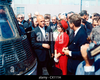 John Glenn, sorge accanto alla sua amicizia 7 capsula in cui ha fatto il suo storico volo orbitale, con il Presidente John F. Kennedy Foto Stock